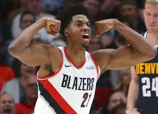 据美媒Stat Defender统计，自2000-01赛季以来，只有以下球员在全