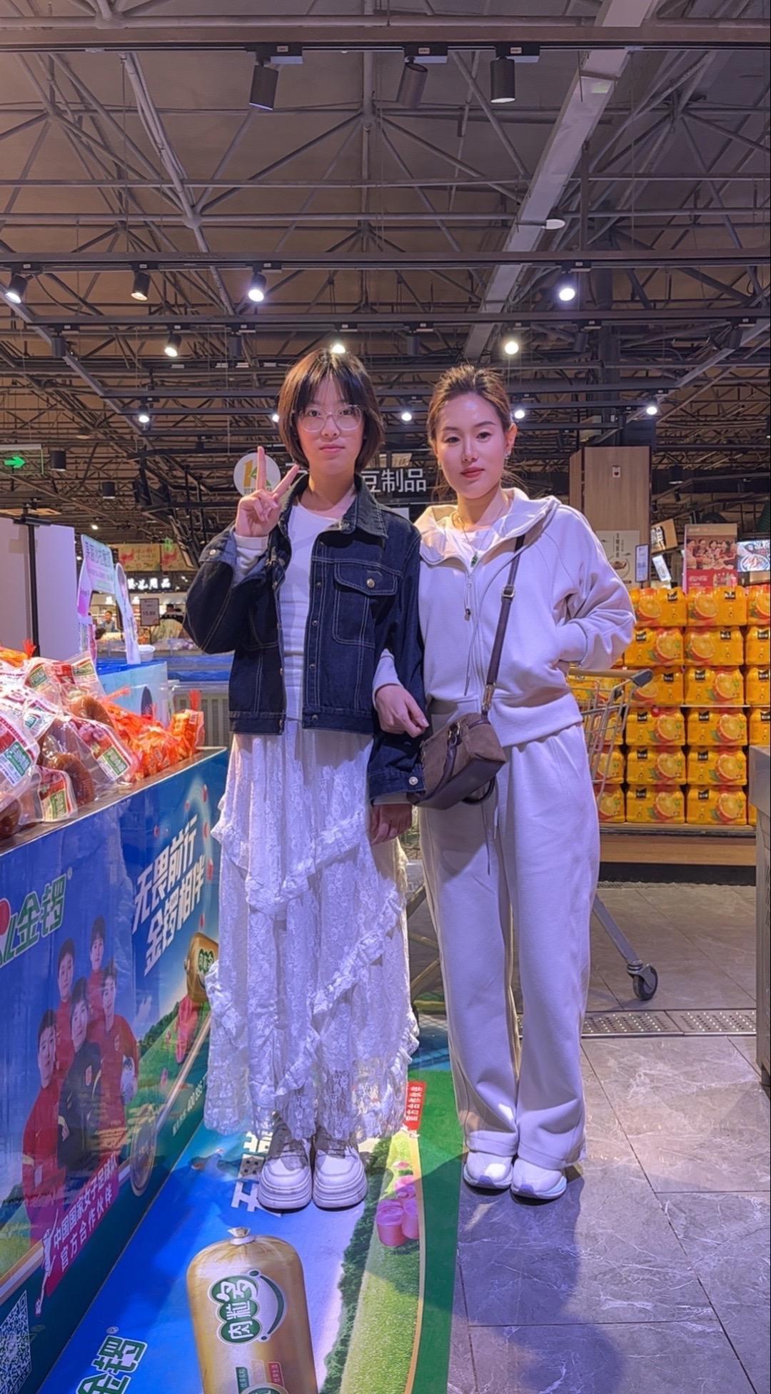 终于把女儿熬成了闺蜜，鞋子同码，衣服互穿，一起拍照，一起逛街，一起吃美食，关键还