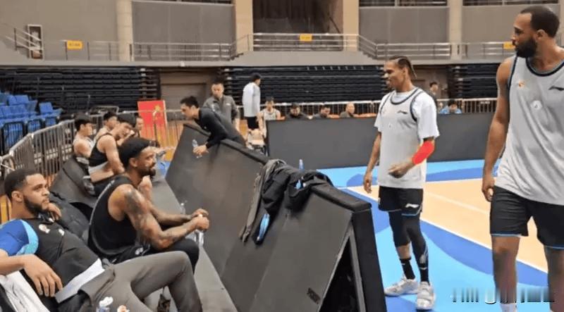 青岛队记说刘维伟给球队打上鲜明印记，新赛季会给球迷带来惊喜，这还挺让人期待的。新