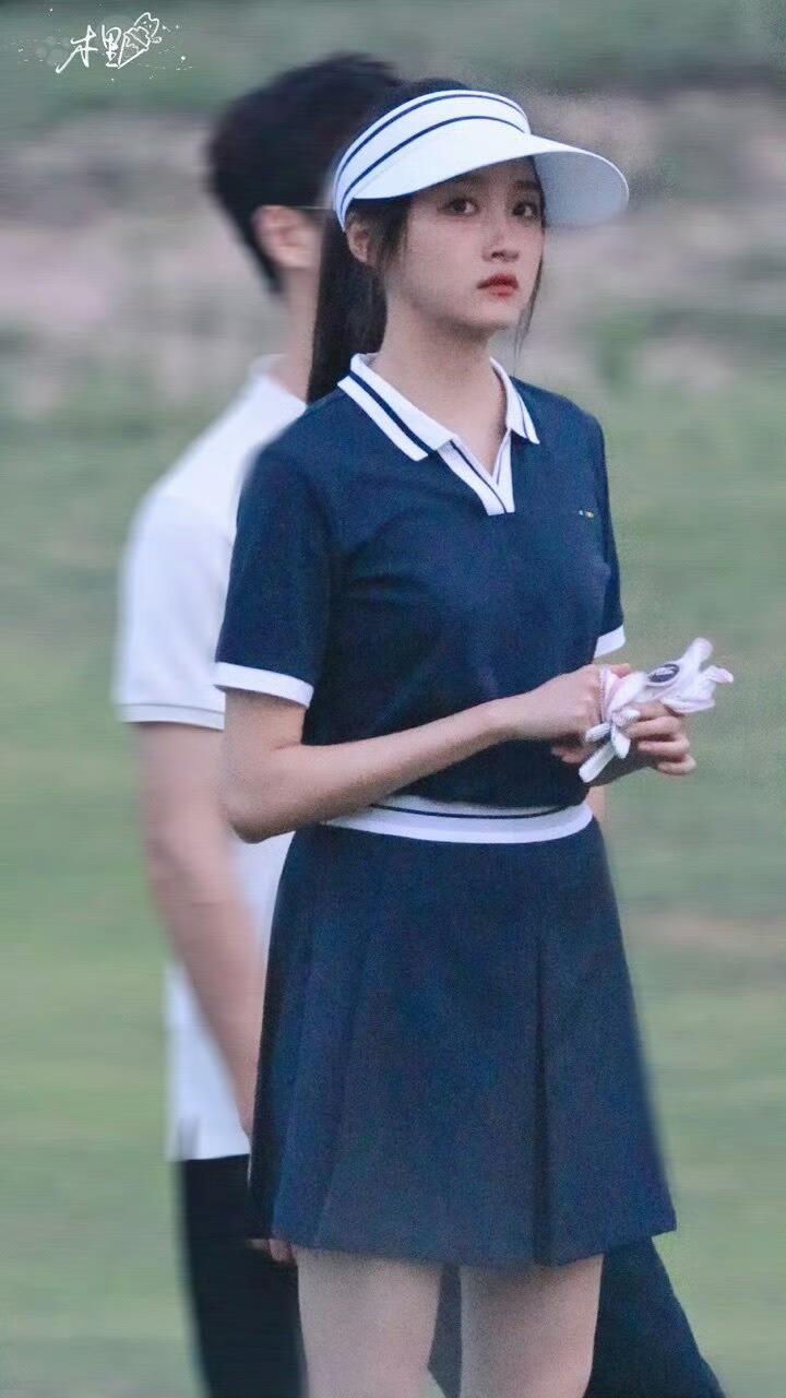 棒球服配皮靴被关晓彤玩明白了 适配任何造型的关晓彤又上新了！高马尾+棒球服+皮靴