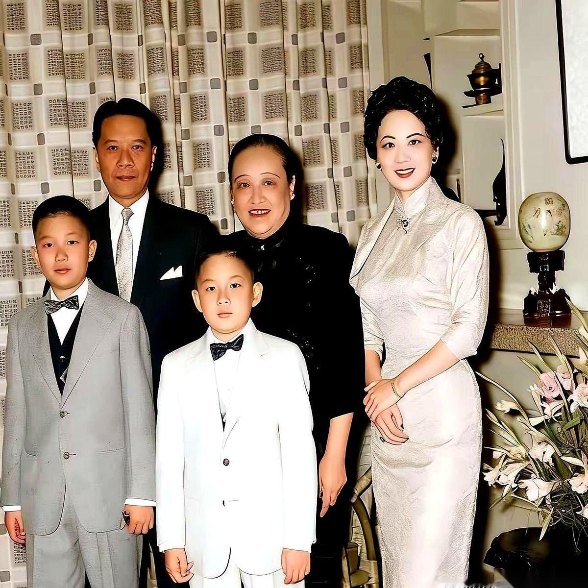 人家吃的蛋糕，是坐飞机从法国运来的。
同一片天空下，城外头的老百姓，正把最后一点