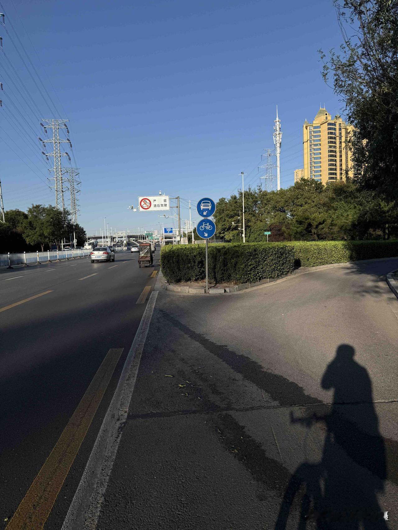 大家发现没？体育北大街南向北与建华大街交口这个位置时为啥这么多年一直没有给非机动