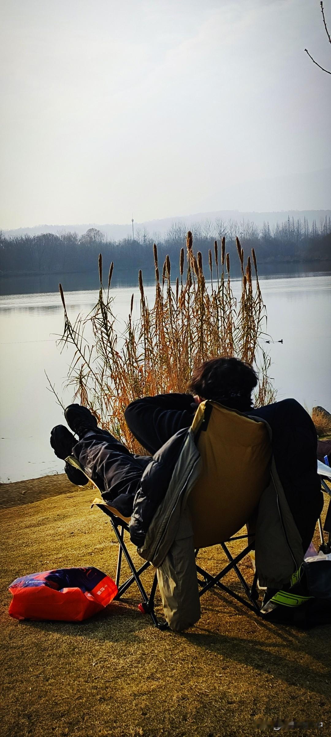 冬日生活随拍晴朗的冬日，一把躺椅，满眼都是波光粼粼的金子。况且此刻：山河在，是琴