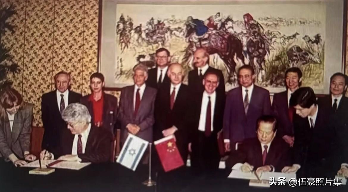 1992年1月24日，在北京钓鱼台国宾馆，中国外交部长钱其琛与以色列副总理兼外交