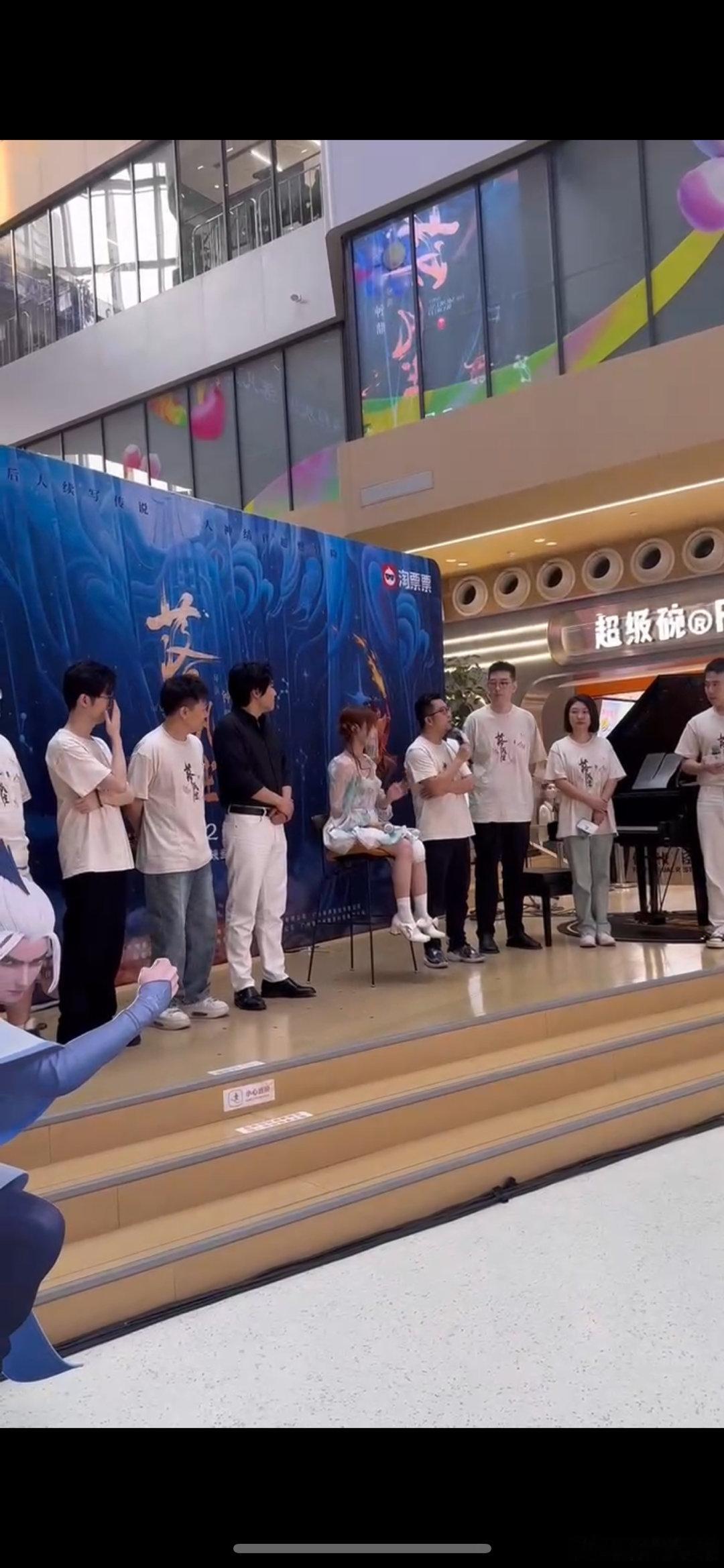 #黄霄雲坐轮椅为电影献唱导演哭了# 我真的哭亖，黄霄雲尽管受伤了还会来到首映礼现