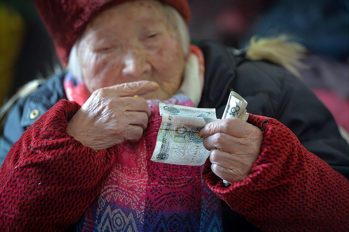 奉劝退休的老年人，如果你老两口一旦存了30万元存款以后，建议你千万不要换房，也不