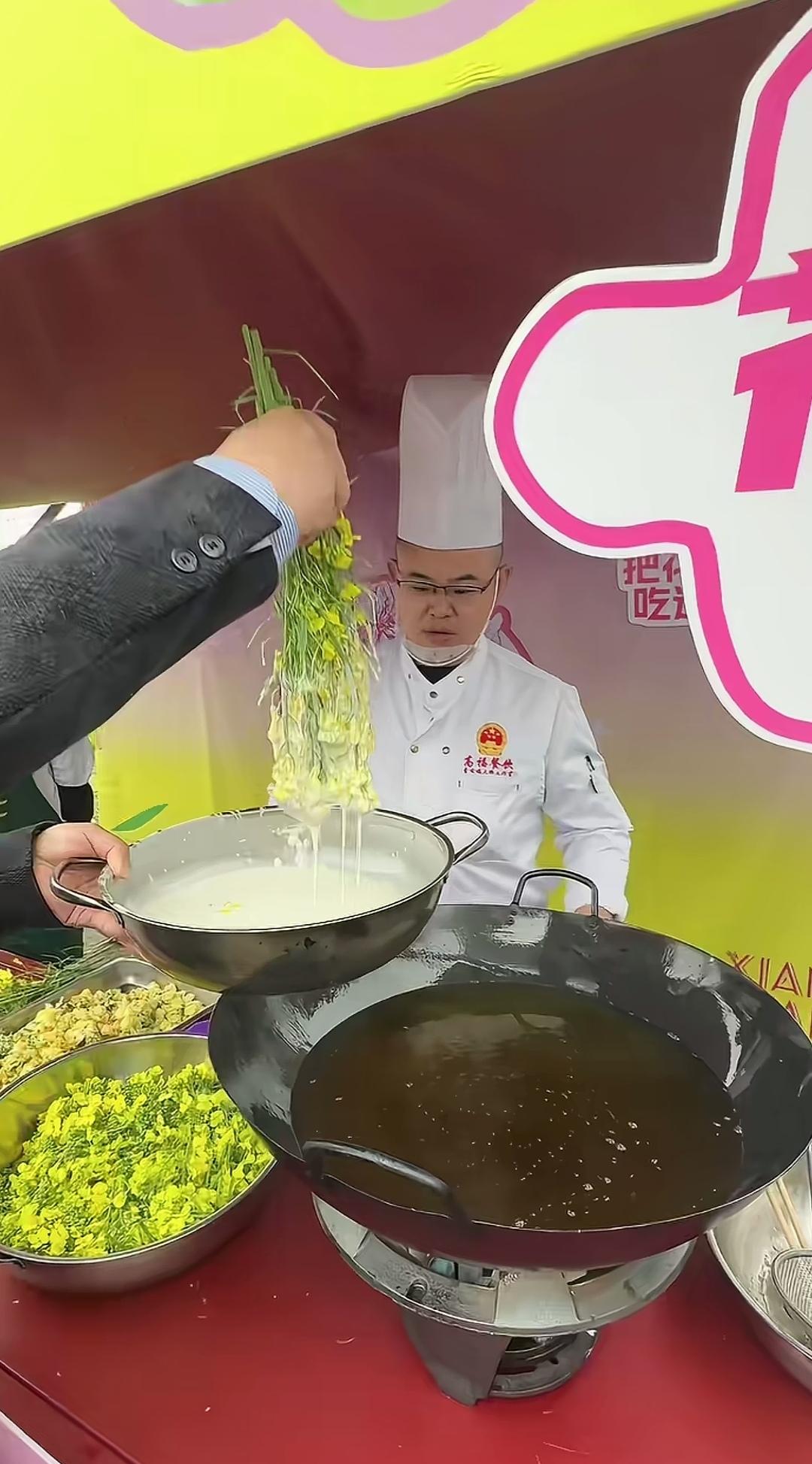 如今的人可真会吃，连油菜花都能做成美食，放油锅一炸，便成了爽口的花样小吃。
瞧画