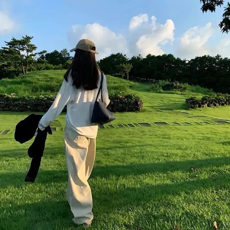    🌈 ◡ ◟♥ . “人到中年，把自己重新养一遍，       闭嘴，微笑