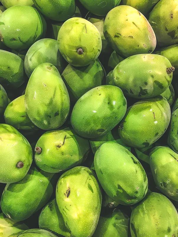 提到芒果,你会用什么词来形容呢?
芒果，风味独特，酸甜可口，尤其是我们本地小芒果