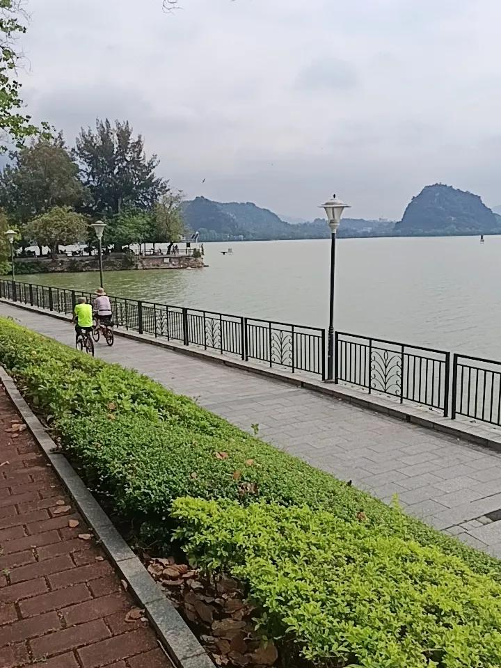 你敢相信吗？这也就是要肇庆的幸福了。中国有200多个5a级的风景区，这里就是其中