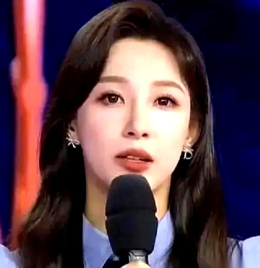 18岁，T台走秀，当着所有人的面，泳裤掉了。
那一瞬间，闪光灯疯了一样，台下全是