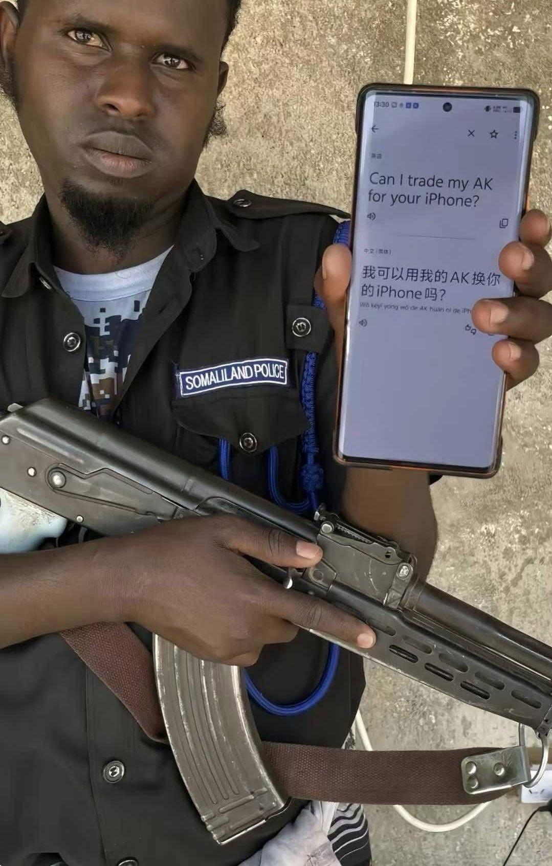 这黑哥还挺有意思的。
你拿着AK来问我能不能换iPhone，
什么意思呢？
你手