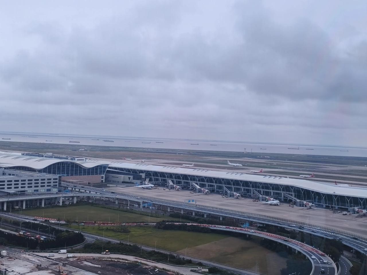 下联：地上羊儿跑。对上联天上白云飘[呲牙][呲牙][呲牙]