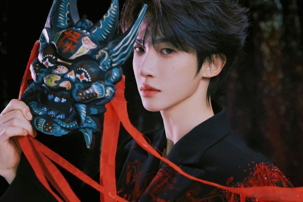 周也刘宇国风舞台百福到 颜值与实力双在线！周也刘宇央视网络春晚破壁同框，傩舞混搭