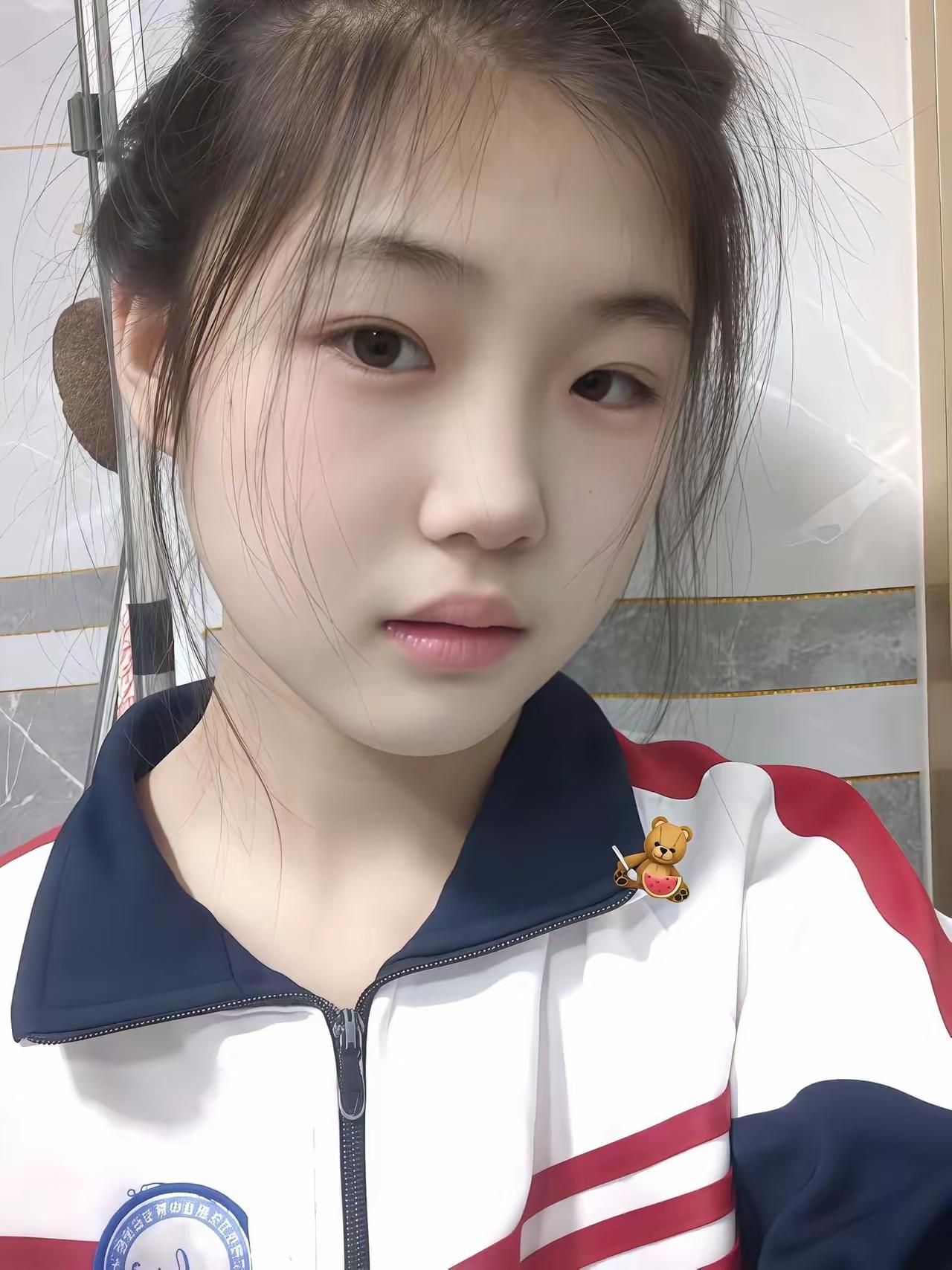 对于孩子手机成瘾这个问题，应该采用柔和的、约定规则的方式进行处理。
直接没收手机