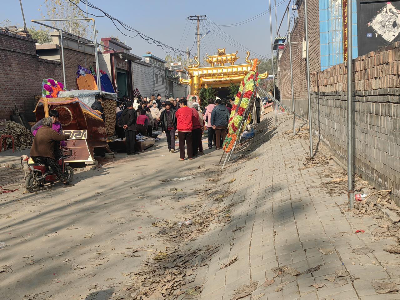 前天我们村又去世了一位81岁的老太太，这位老太太有点特殊经历。
老太太29岁就守