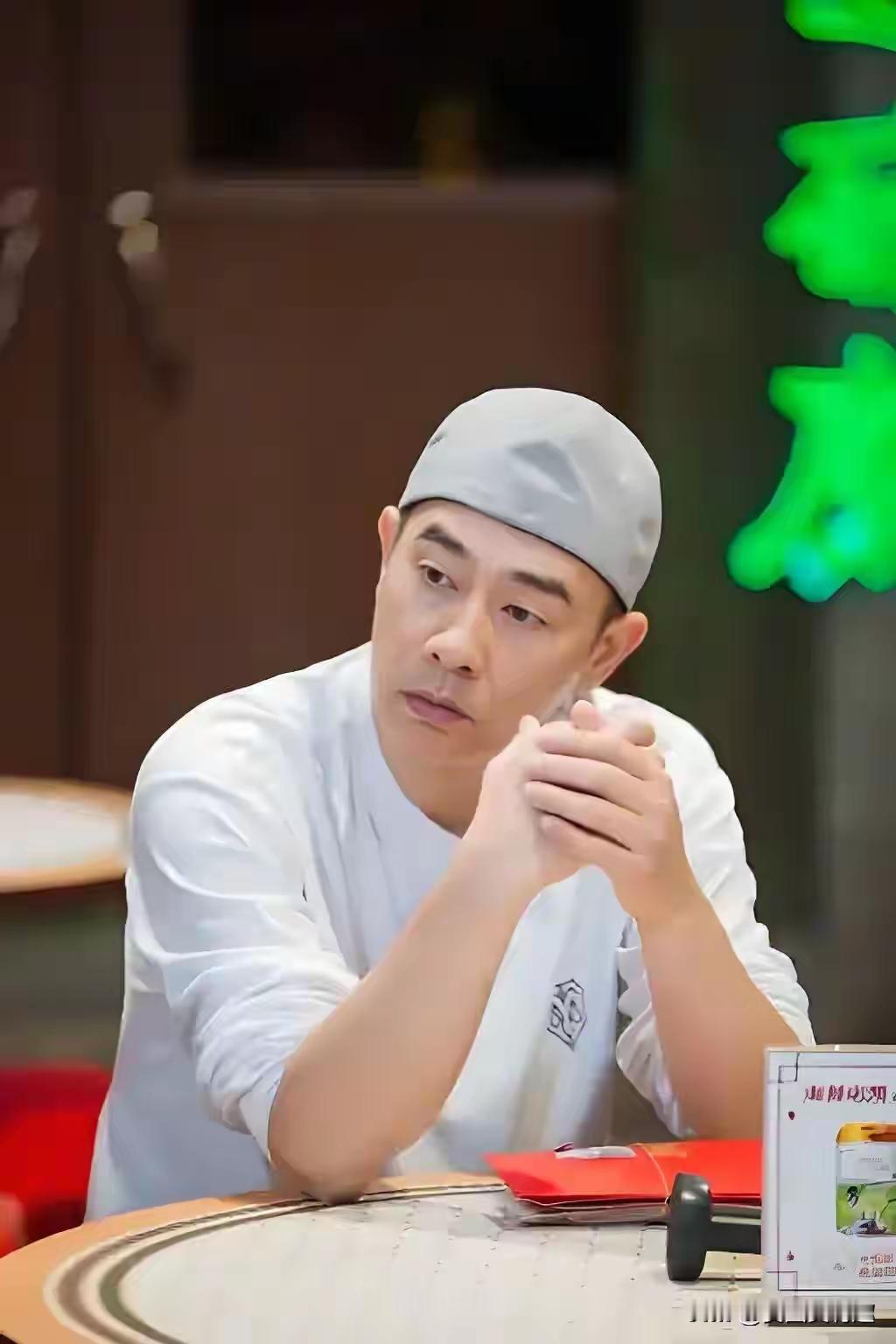 陈小春的“不解释哲学”，戳中多少内耗的成年人？
 
最近陈小春的采访火了。记者问