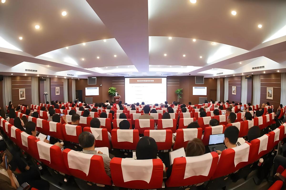 专业摄影师教你会议活动现场拍摄口诀：不漏关键瞬间，也不打扰现场秩序

会场里最可