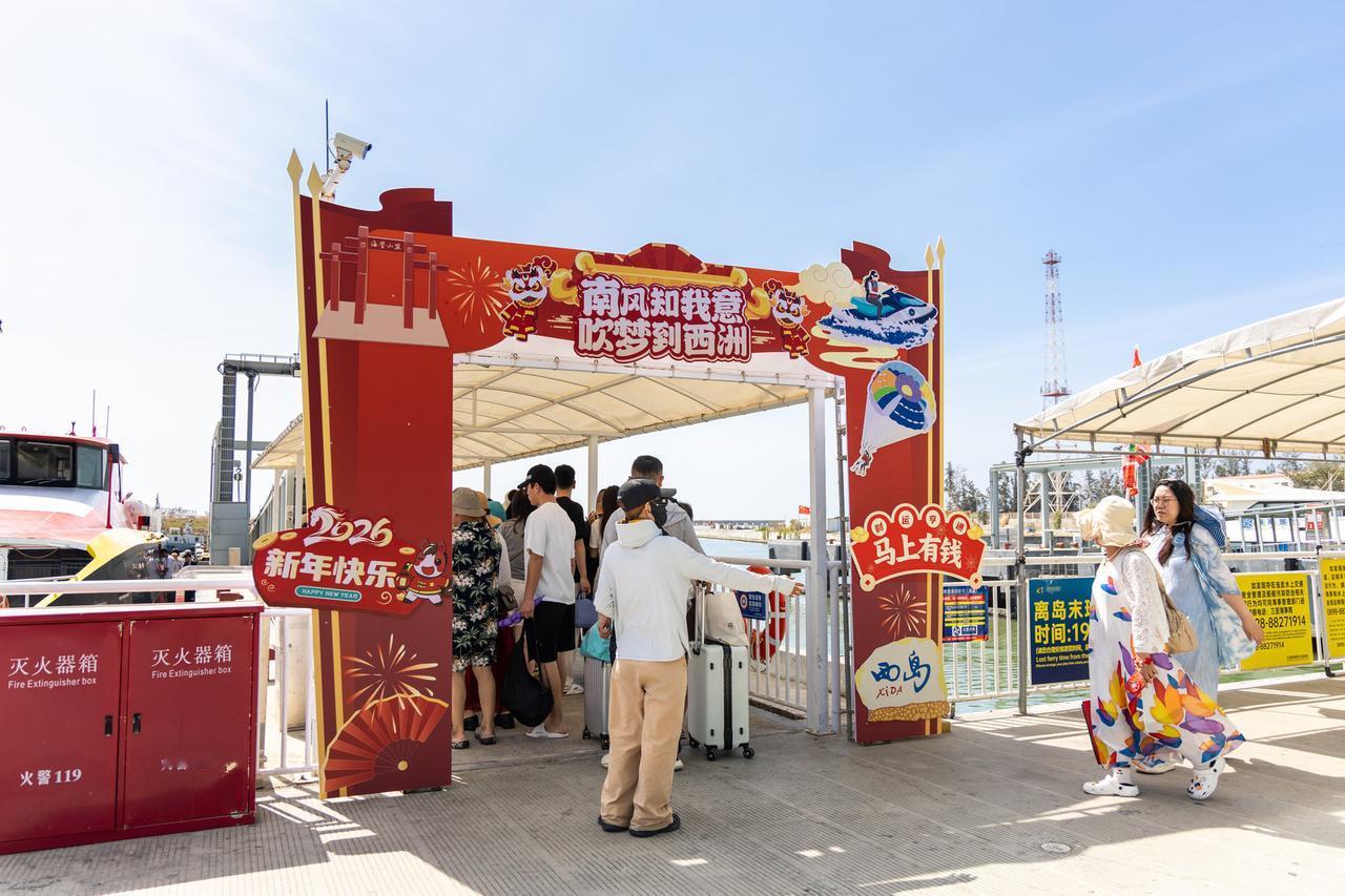 过年来西岛游玩，年味十足！刚进渔村，就被一阵热闹拉住了脚步。新春市集开在路边的老