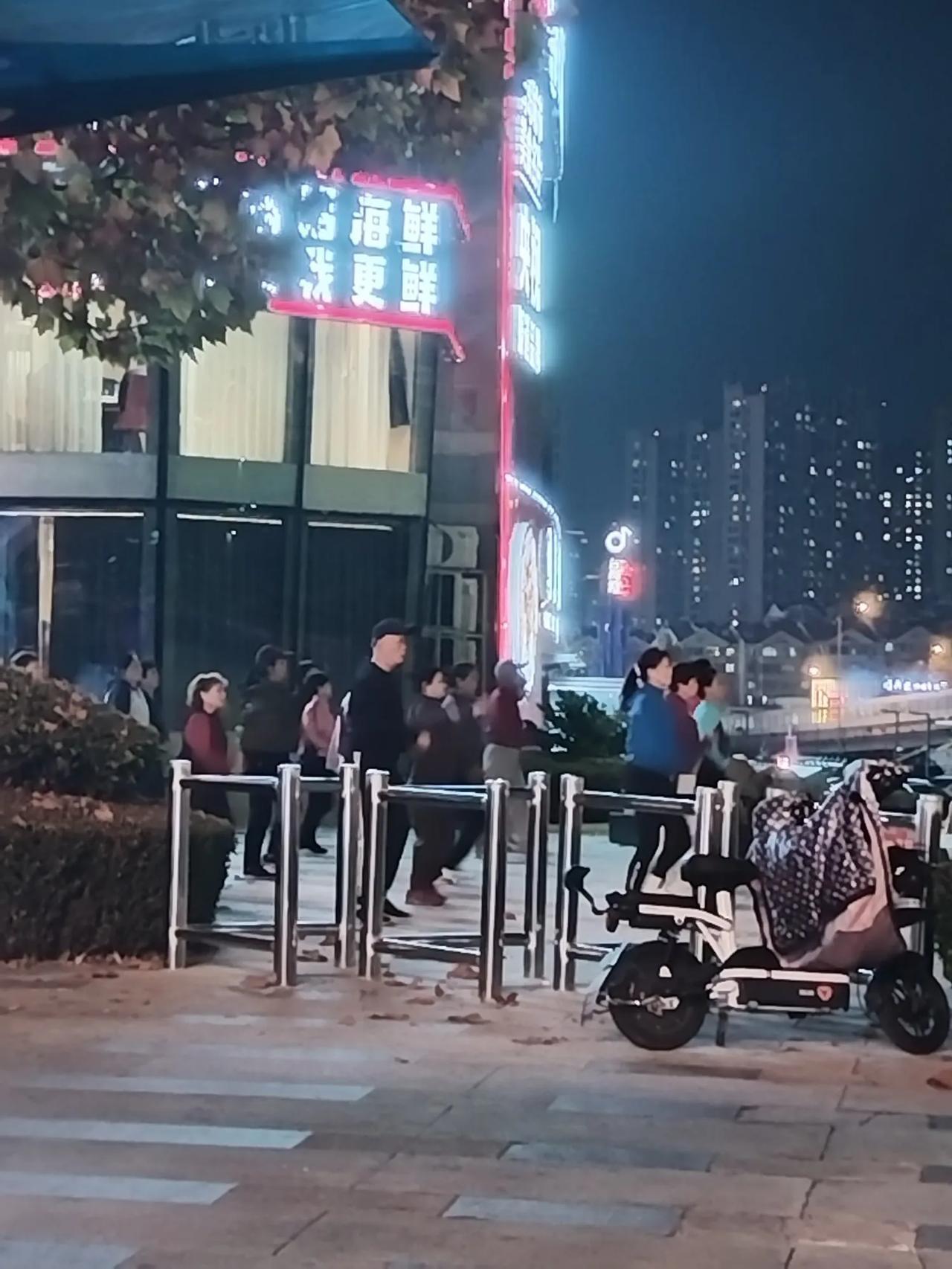 发没发现以前跳广场舞的都是大妈，现在也有大爷开始参与了。
昨晚吃完饭到楼下溜达，