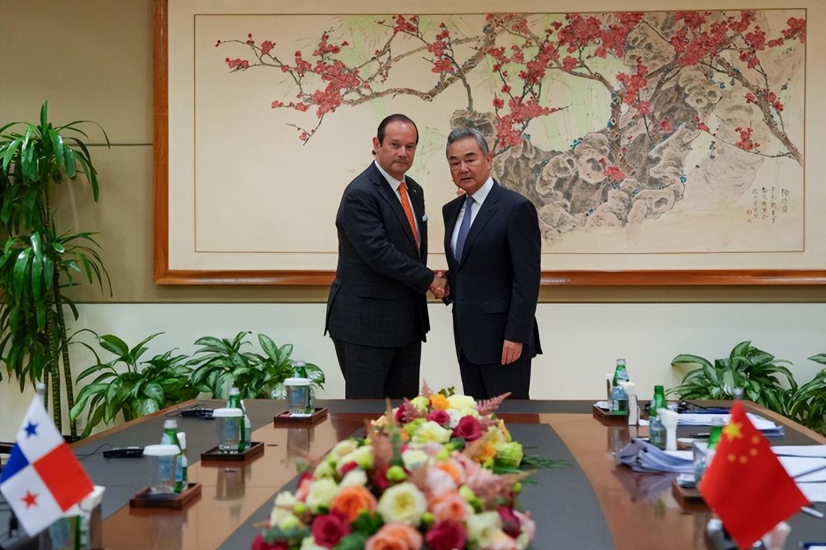 不少关注国际交往的朋友都留意到这次中巴拿马双方会面的细节，拉美地区国家和中国的往