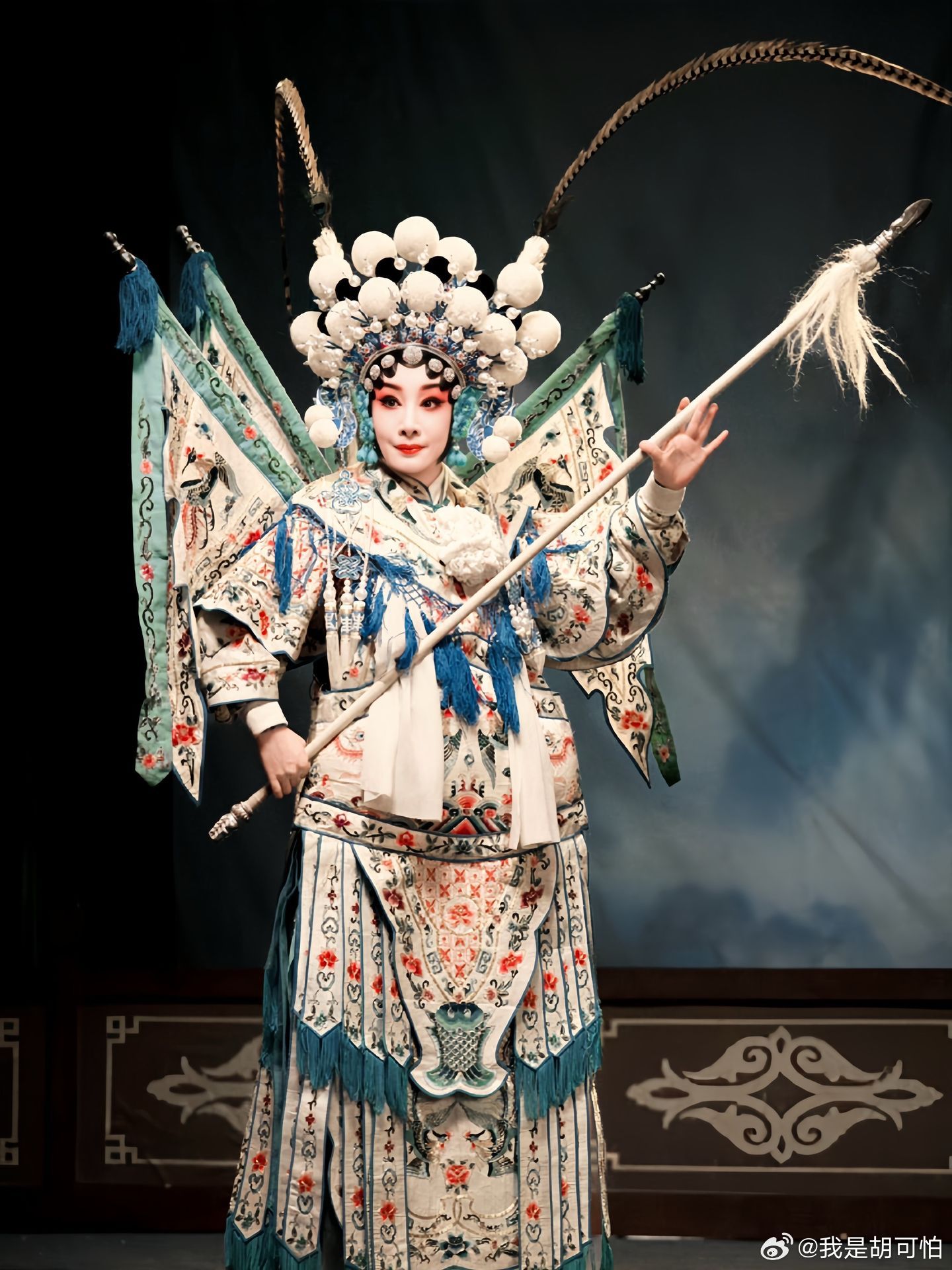 秦海璐刀马旦功底让她身段、眼神极具张力，但也导致部分现代剧表演带着戏曲程式化痕迹