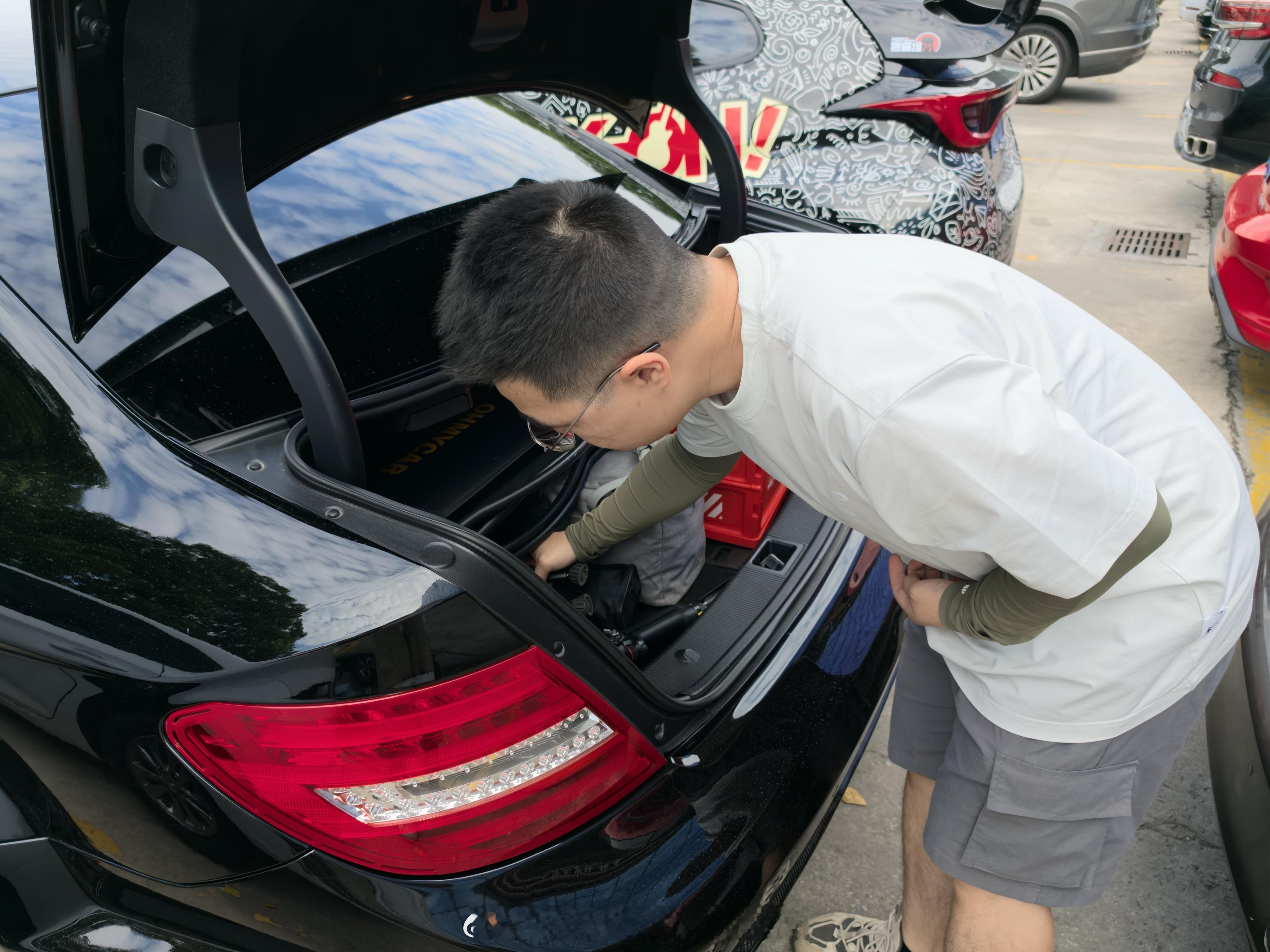出发，一早做埋运兵车，运输拍摄装备，三厢轿车就是实用
