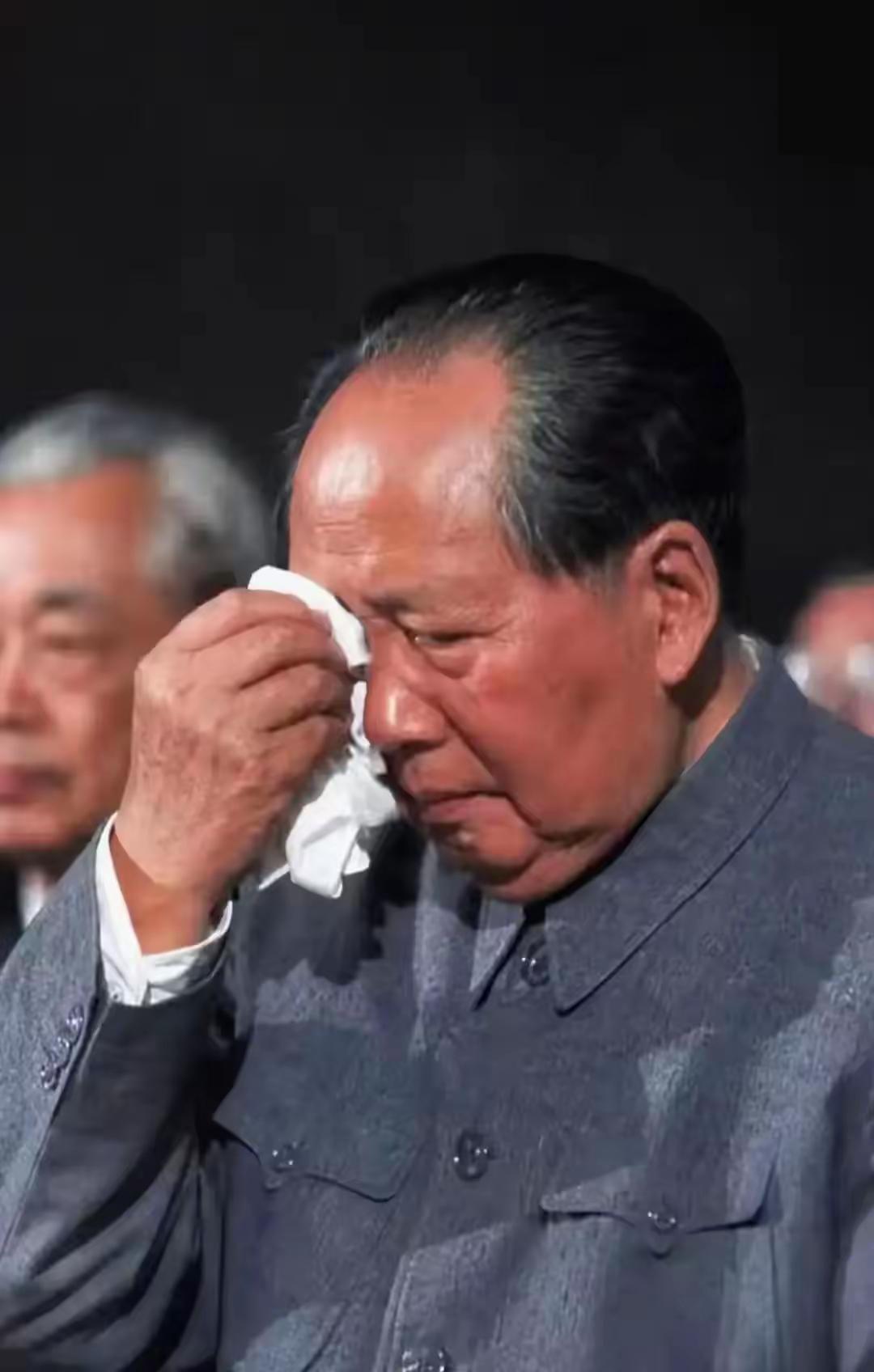 很多人印象里的毛主席，是意志如钢、运筹帷幄的伟人，却很少看见他晚年落泪的瞬间。这