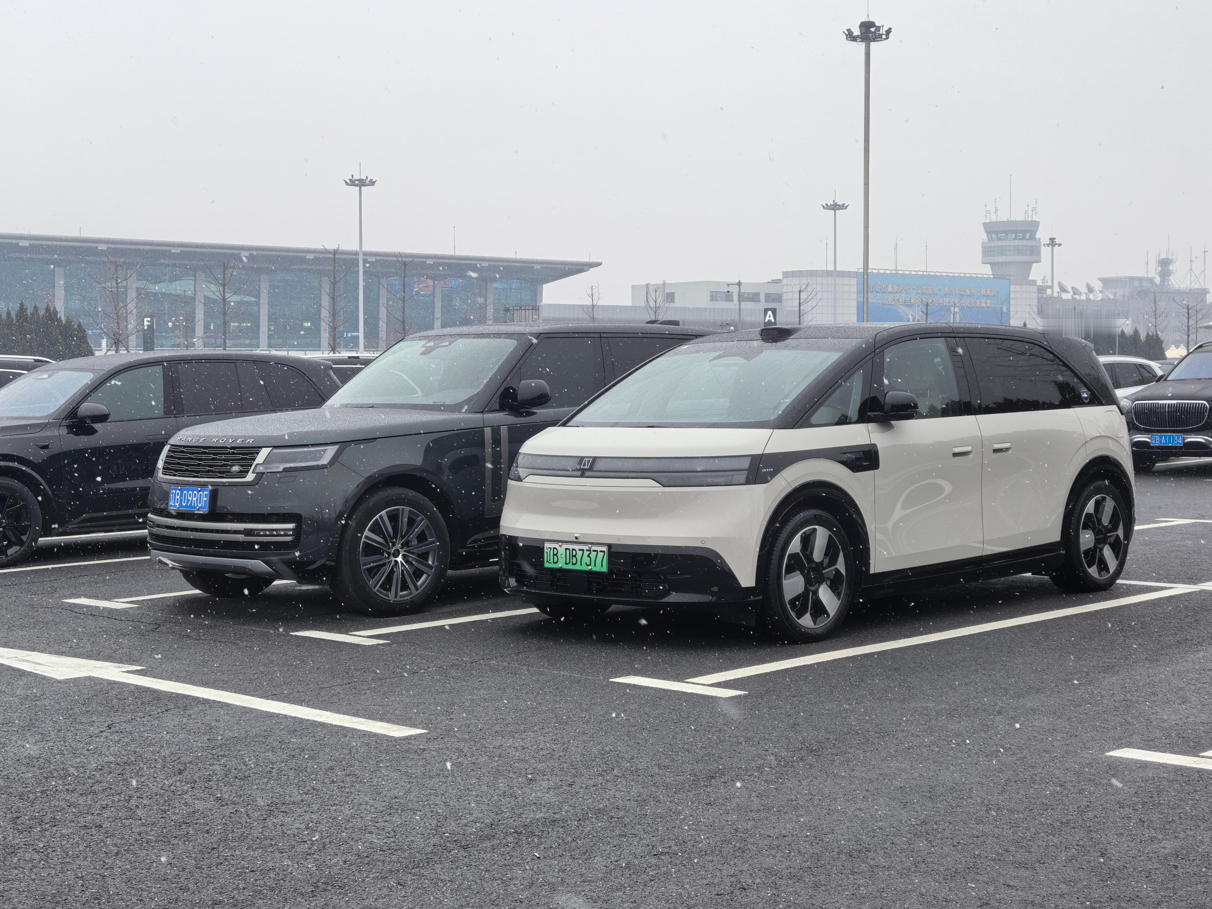 朋友点名让我开MIX来接他机场遇到个揽胜，蹭张合影两台车在一起，是不是有那种只是