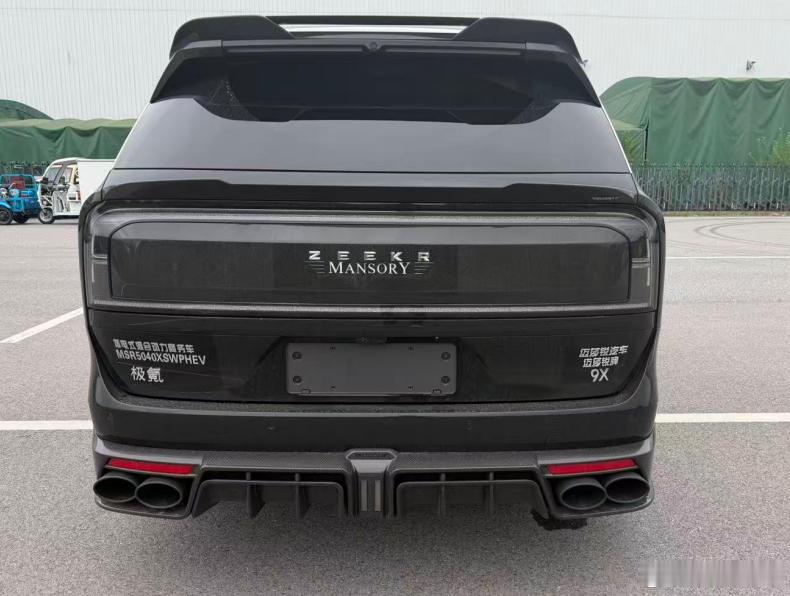经济好的时候 Mansory 整点这种浮夸的改装，能收割一些有钱的大哥，现在这个