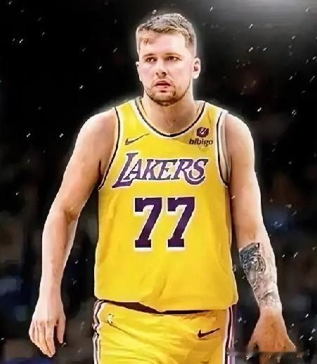 正在看NBA勇士VS湖人。两个队的基本效能并没有根本的改变，人员的主要变化是勇士