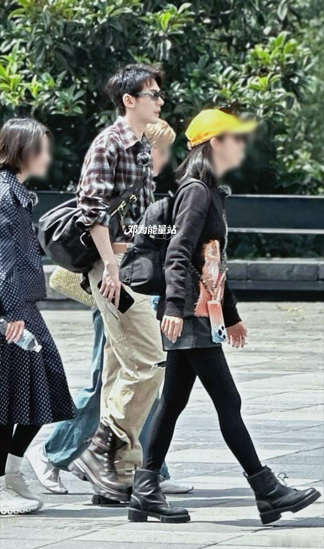 邓为花少私服期待邓为，潮男回归了，好想明天就播。 