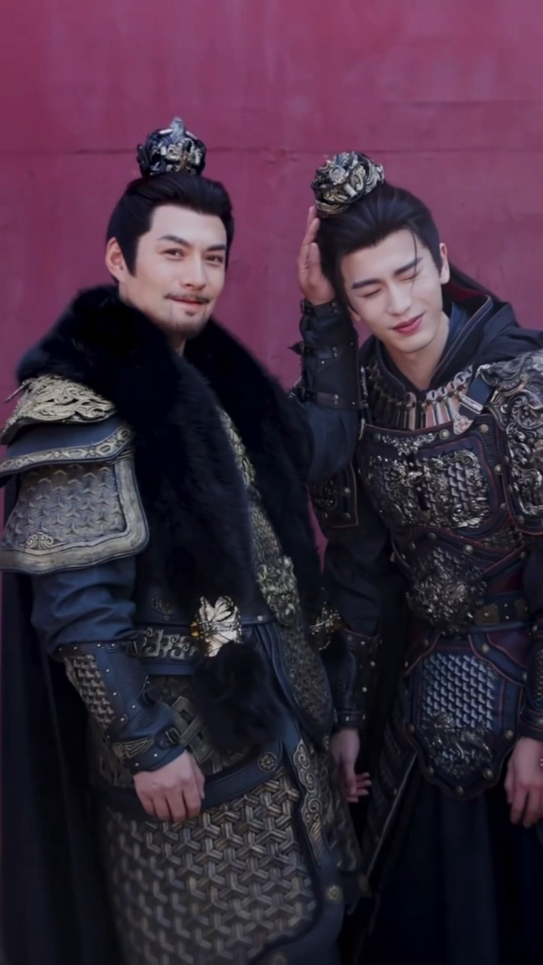 逐玉张凌赫严屹宽站一起好有说服力，谢征在舅舅旁边就是一只乖乖被摸头的萨摩耶🥹 