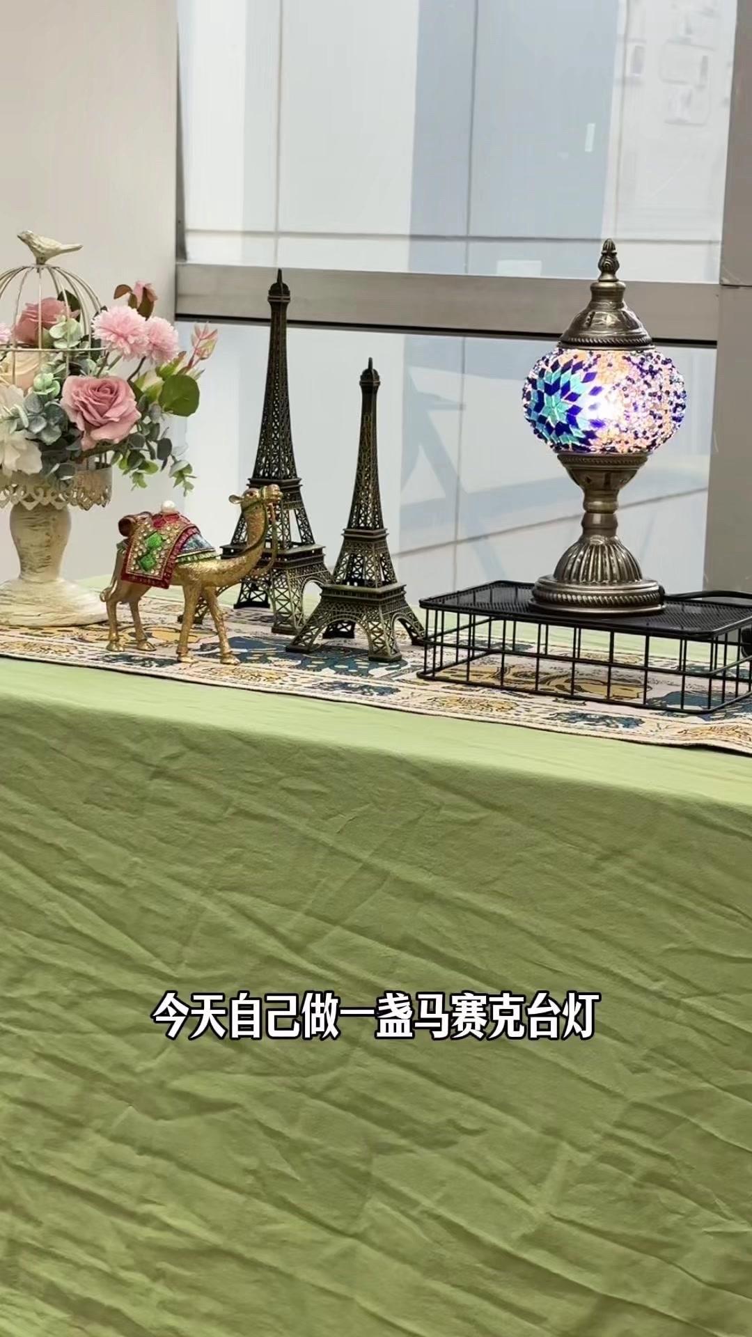 1️⃣今天自己做一盏马赛克台灯，看起来挺简单，几包珠子一瓶胶水就可以DIY了。