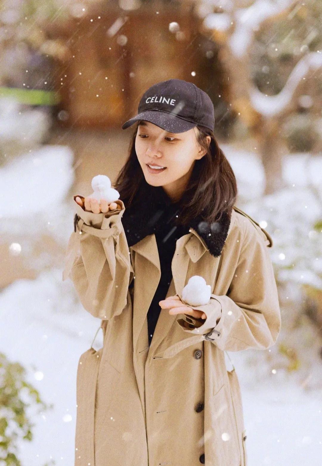 王珞丹在雪地里玩耍好欢乐！堆雪人、做卡通鸭子，真是童心未泯啊！39岁的王珞丹身穿