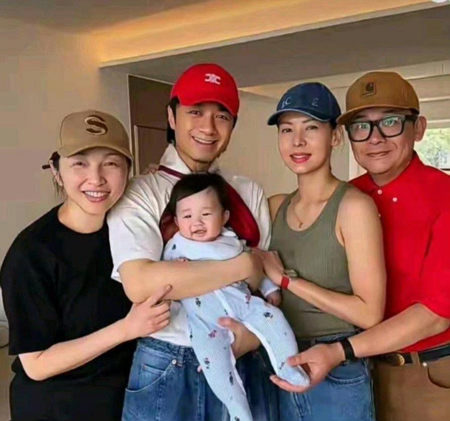 能看出来吗？
古巨基的老婆生二胎时已经57岁了，
明星就是跟普通人不一样啊，
先
