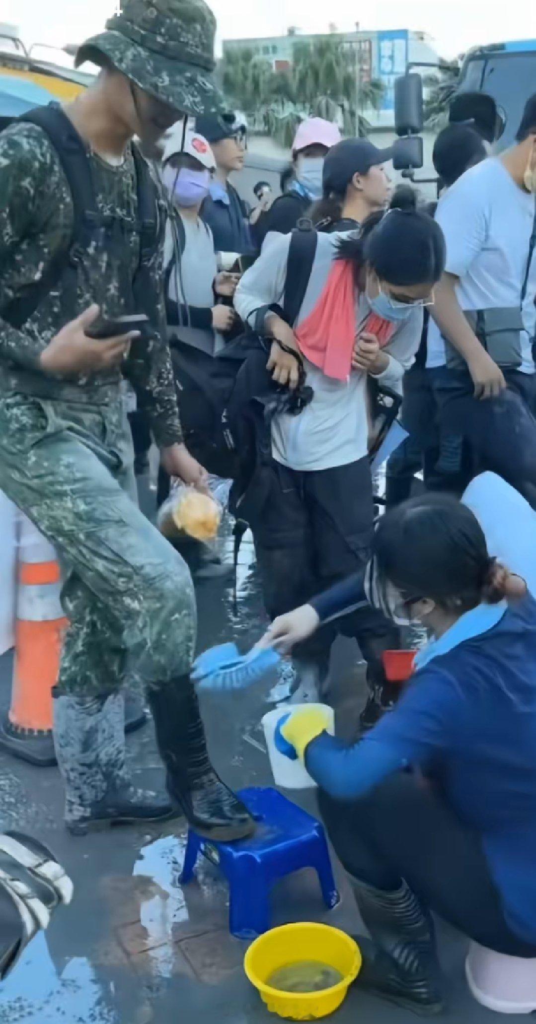 台湾强险的草莓冰，竟然让老百姓给刷鞋[无聊]这要放在解放军，班长的皮带都抽断了 
