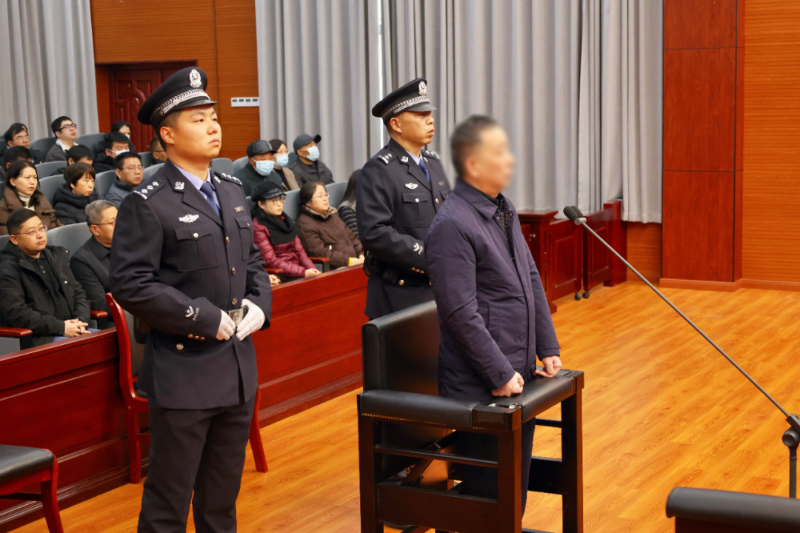 被控受贿146万余元，黄山市黄山区民政局原局长胡新龙受审