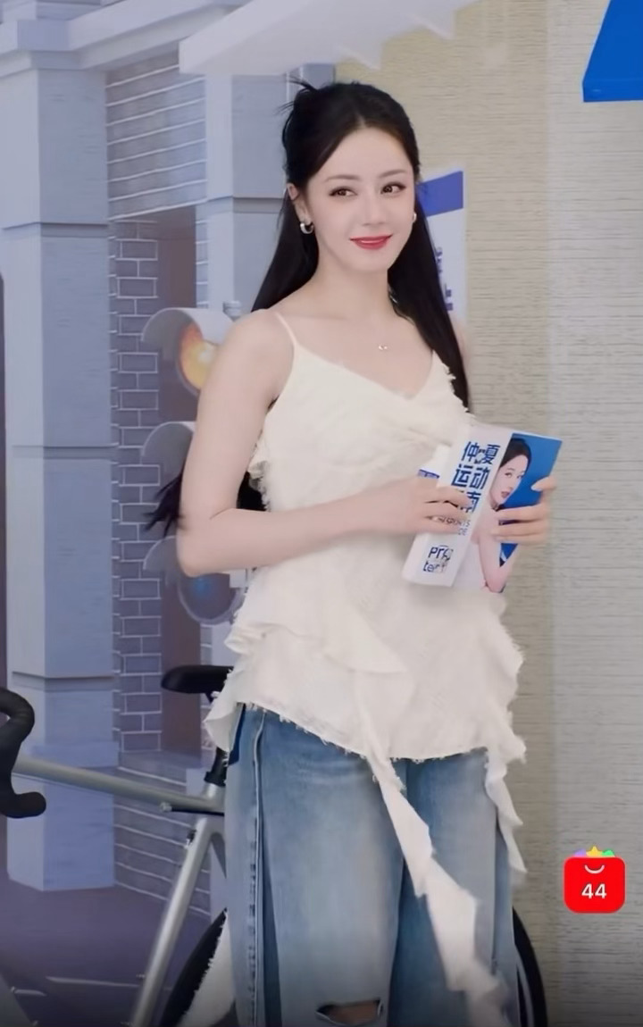 好美啊迪丽热巴！迪丽热巴白色吊带牛仔裤look迪丽热巴扑面而来的氧气感 ​​​