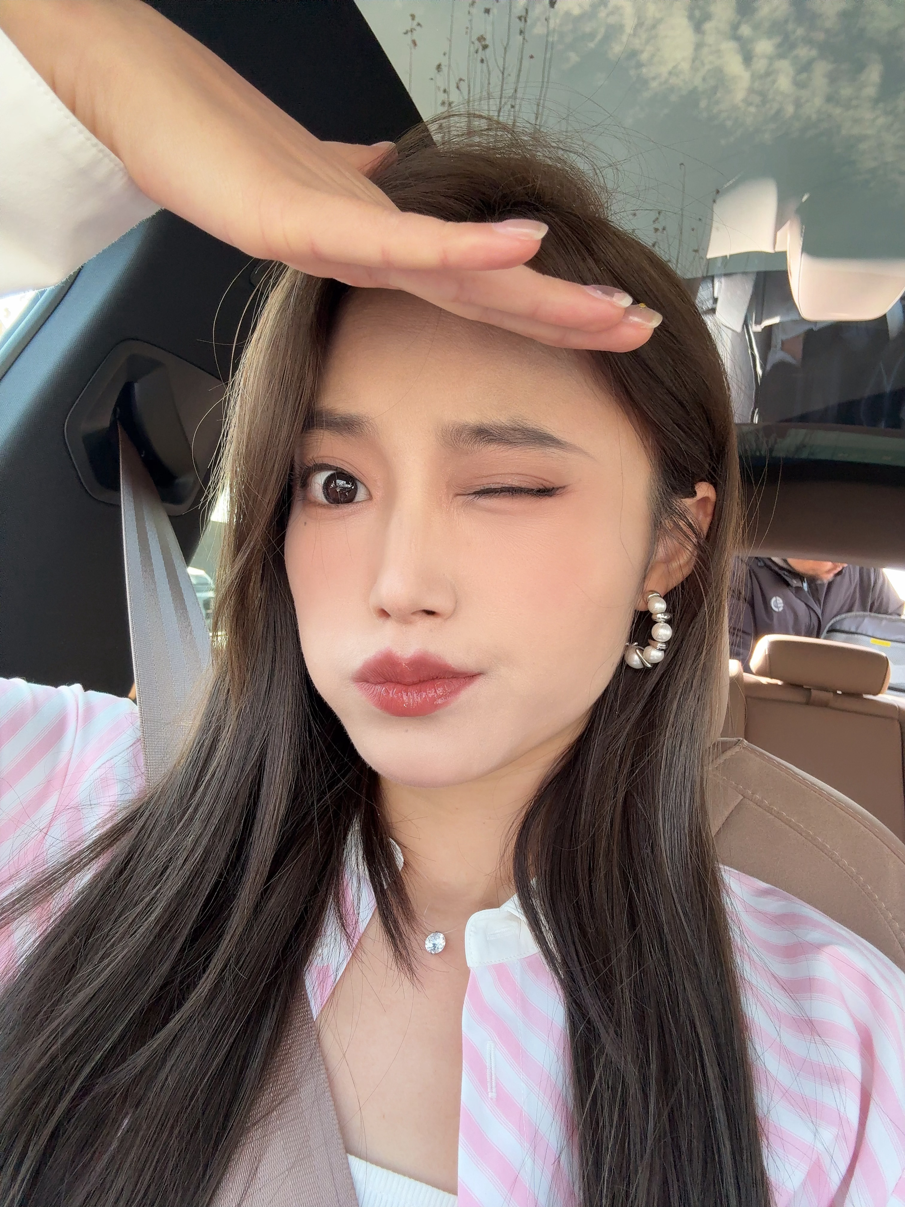 今天长这样眼线没水了，画的断断续续的，你们应该看不出来吧～ 