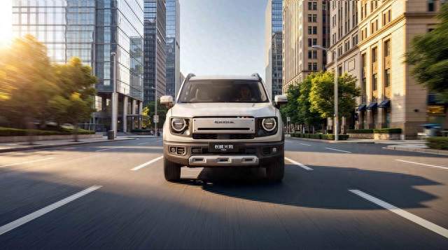 长城大狗HEV上市10.59万起、一箱油1000km，混动SUV这价格能打吗