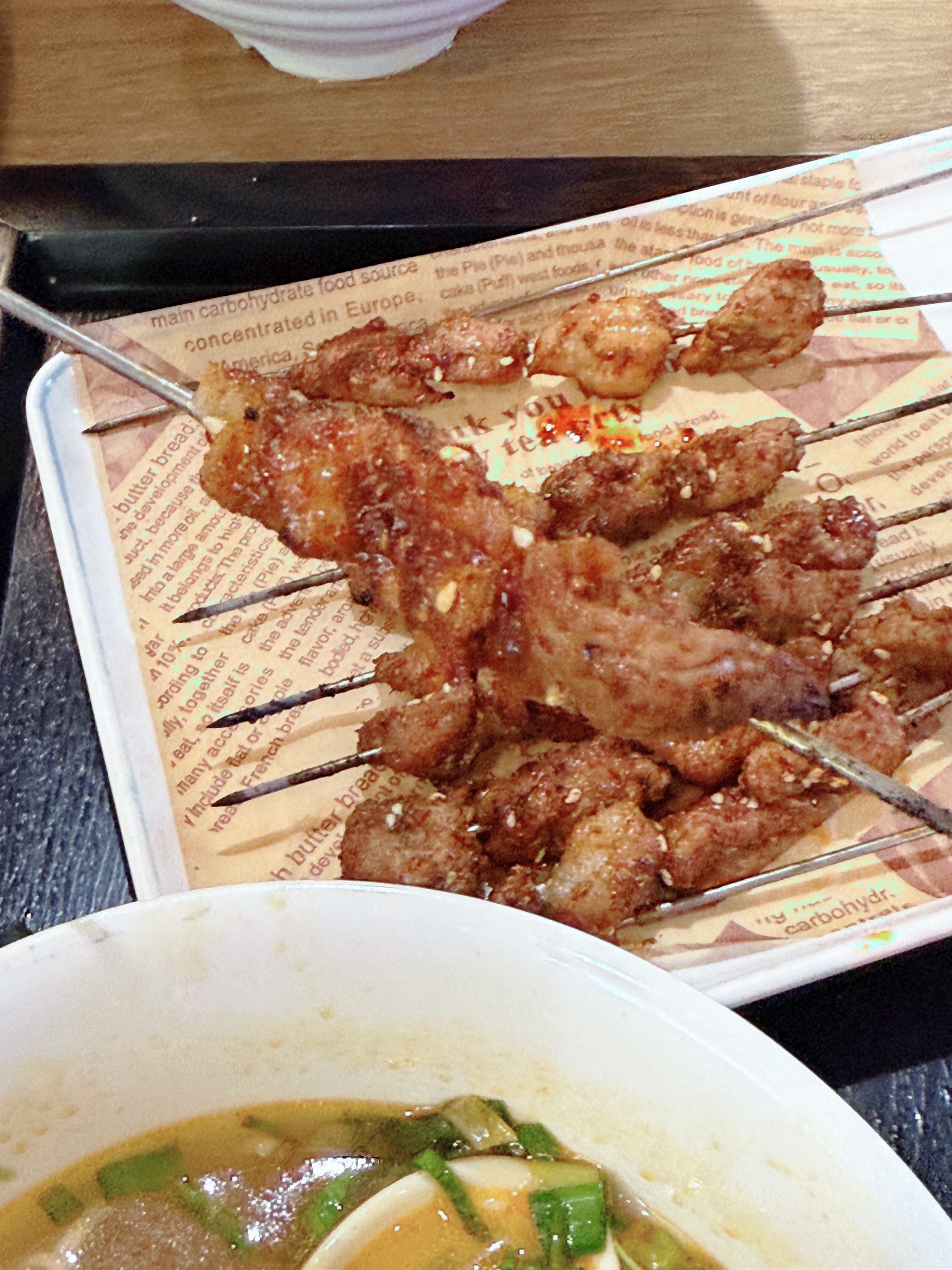 虽然下雨天，本来计划带欧巴吃 起士林，结果他就要吃烤羊肉串儿[捂嘴哭]so 合计