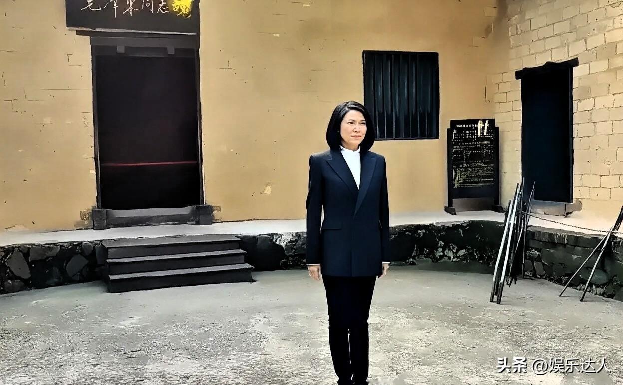 2023年，毛主席的外孙女在湖南韶山外公故居前留影。
她的容貌酷似外公，下巴也有