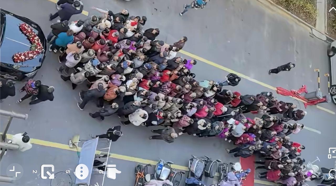 史上最大婚车拦路团，今天就让你们见识一下，呼啦啦直接干来了一个团的兵力。平常老头