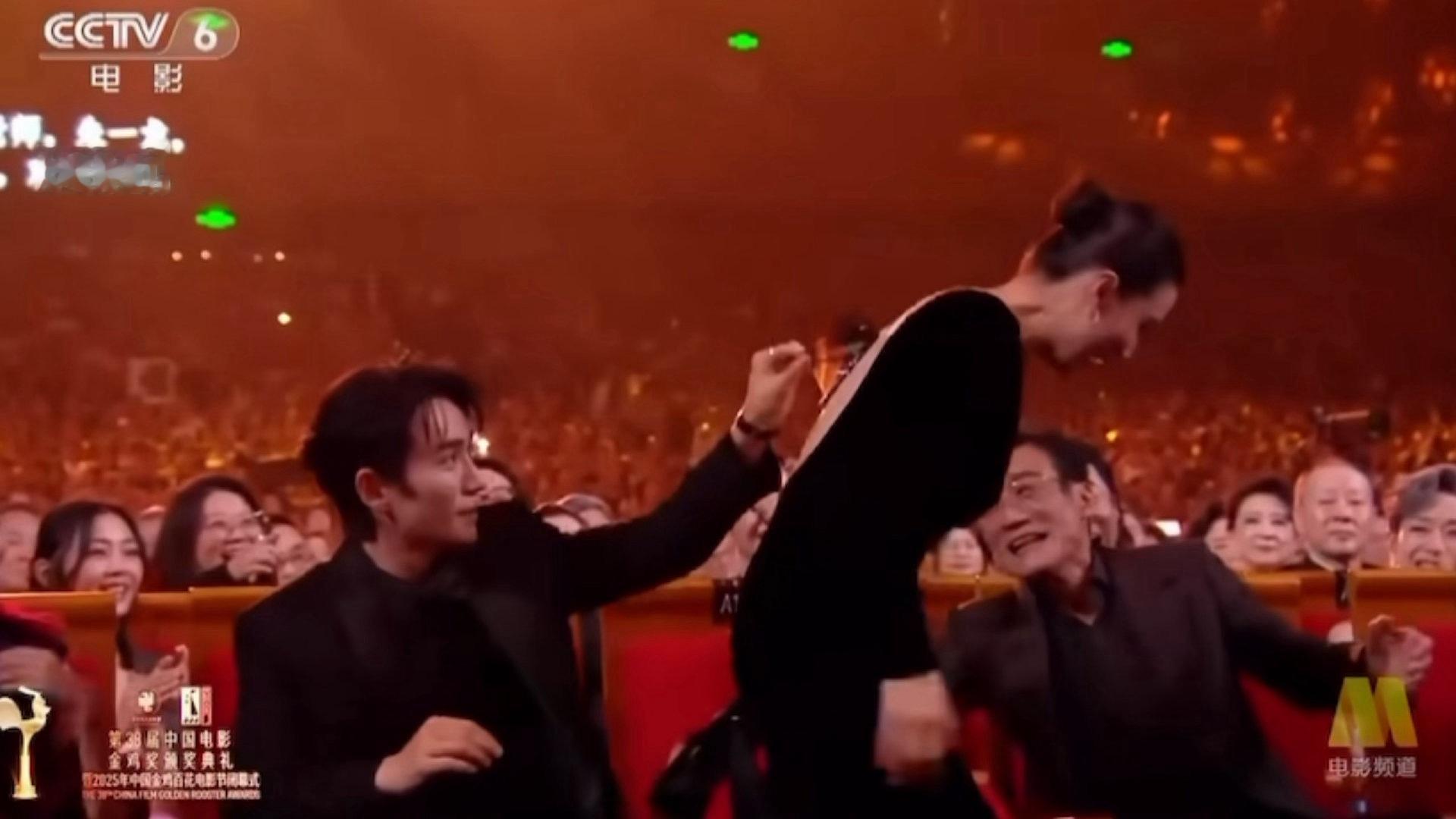 好热心的朱一龙 