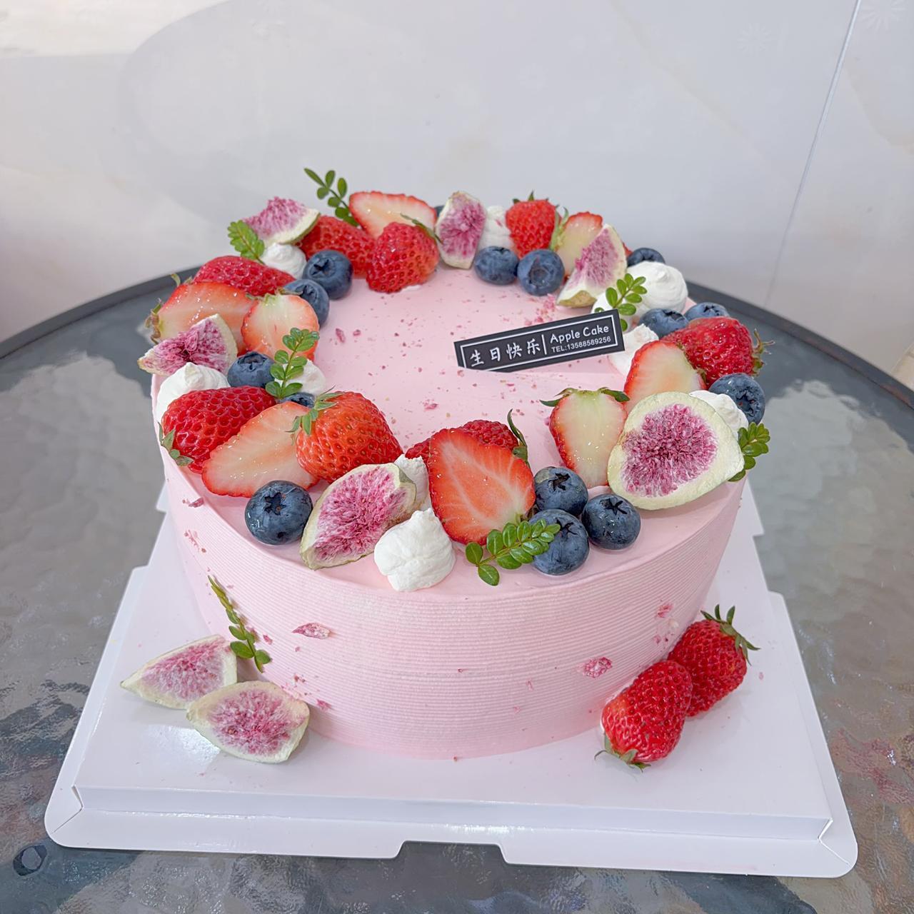 我见过最好看的蛋糕可太多啦！像巴斯克芝士蛋糕，表面焦黑内里绵密流心，不用裱花就自