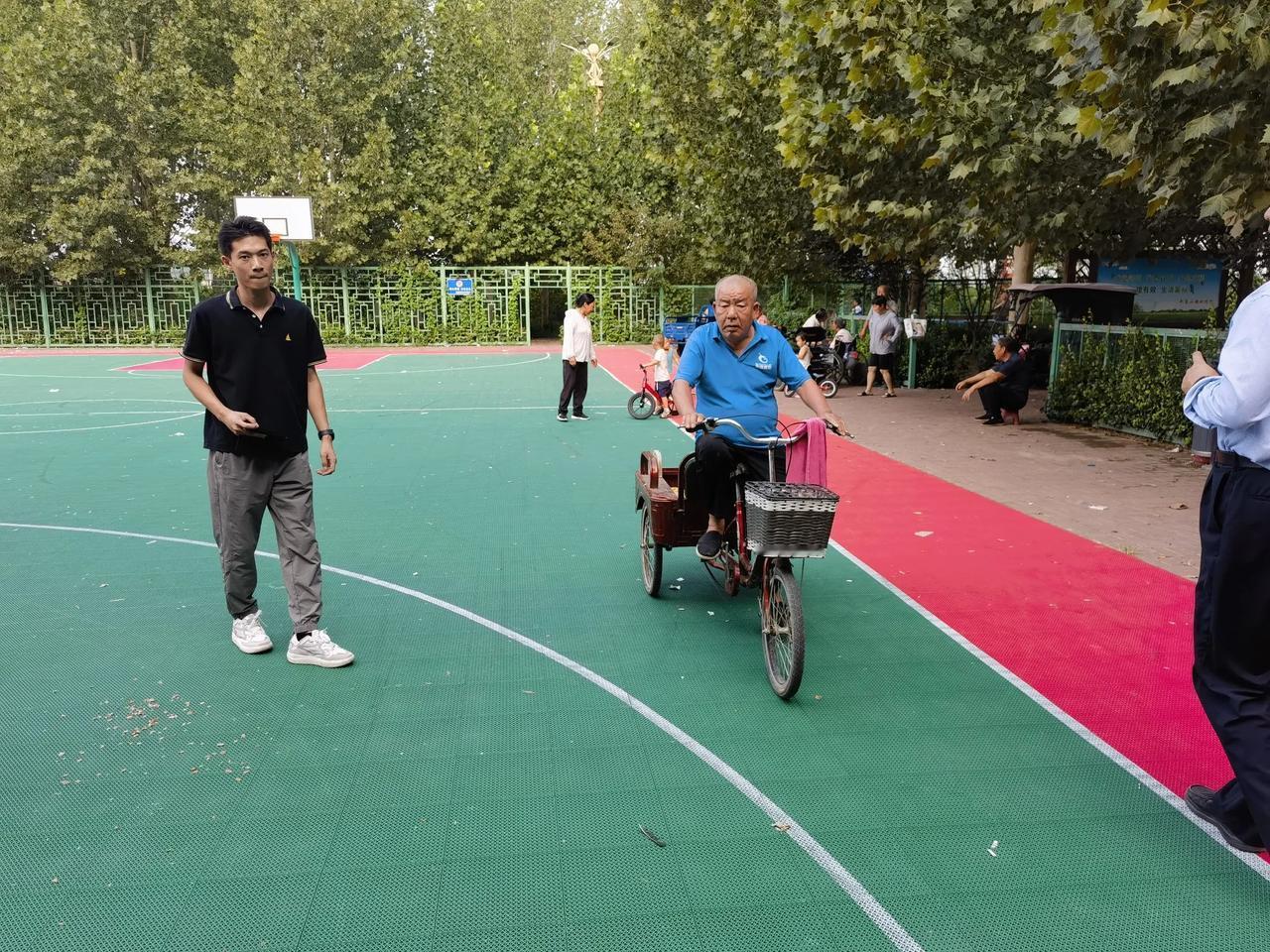 乡村若禁电三轮，
老年生活失光彩。