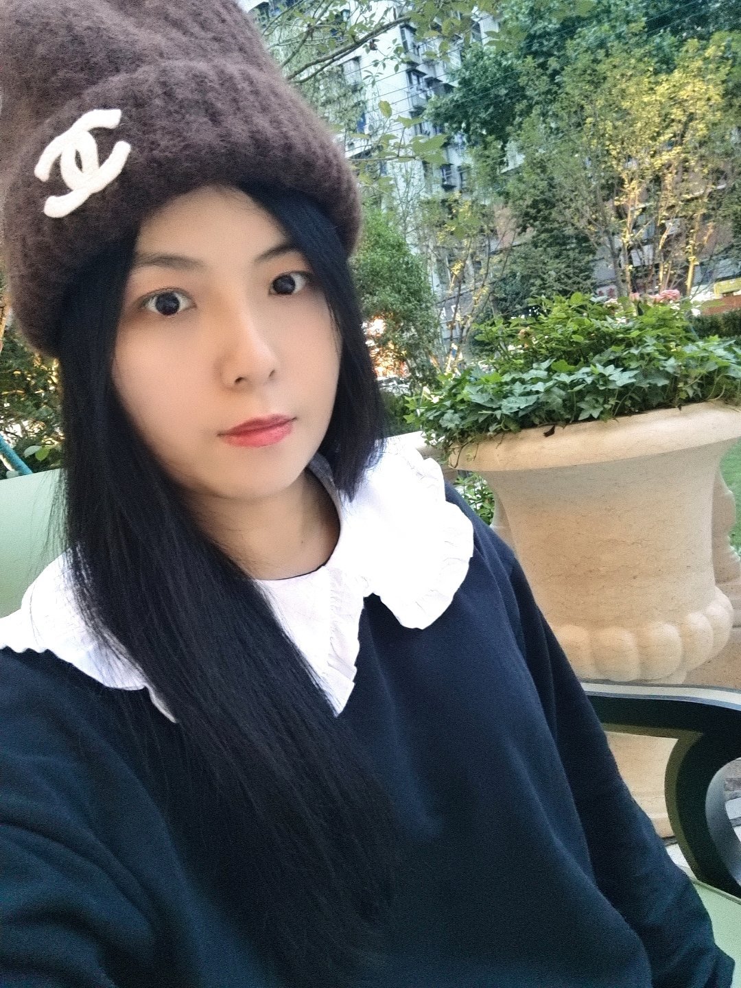 别人P图都得拉半天脸型，你倒好，原生脸直接把轮廓调得丝滑到离谱，连修图师看了都得