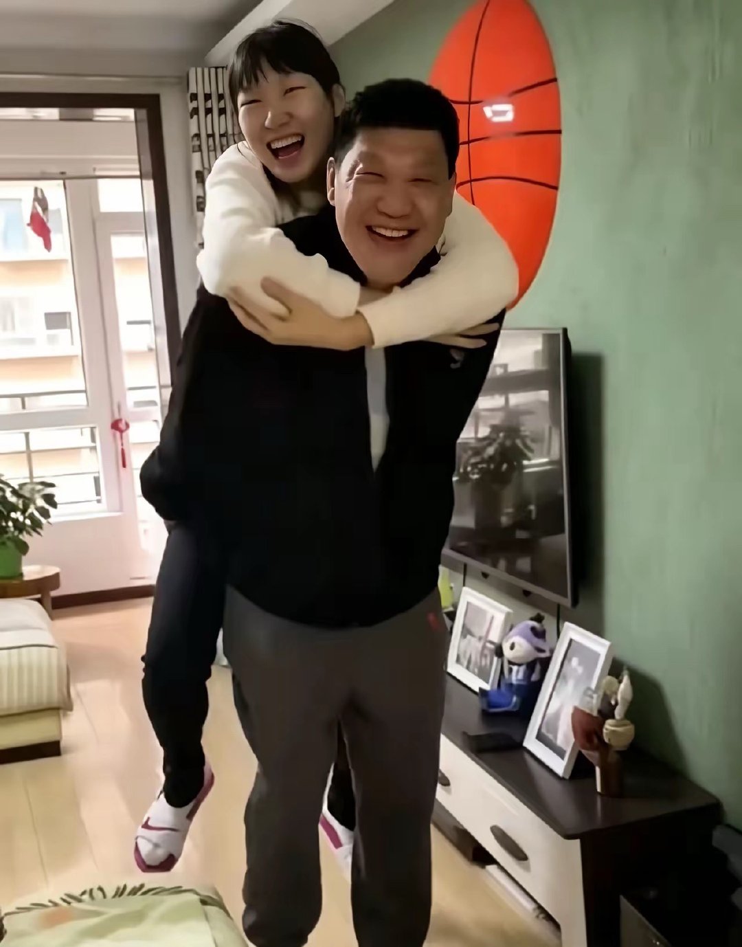 两米多高的韩旭，在外是赛场上的猛将，回到家，依然想趴在爸爸背上撒撒娇。爸爸满是骄