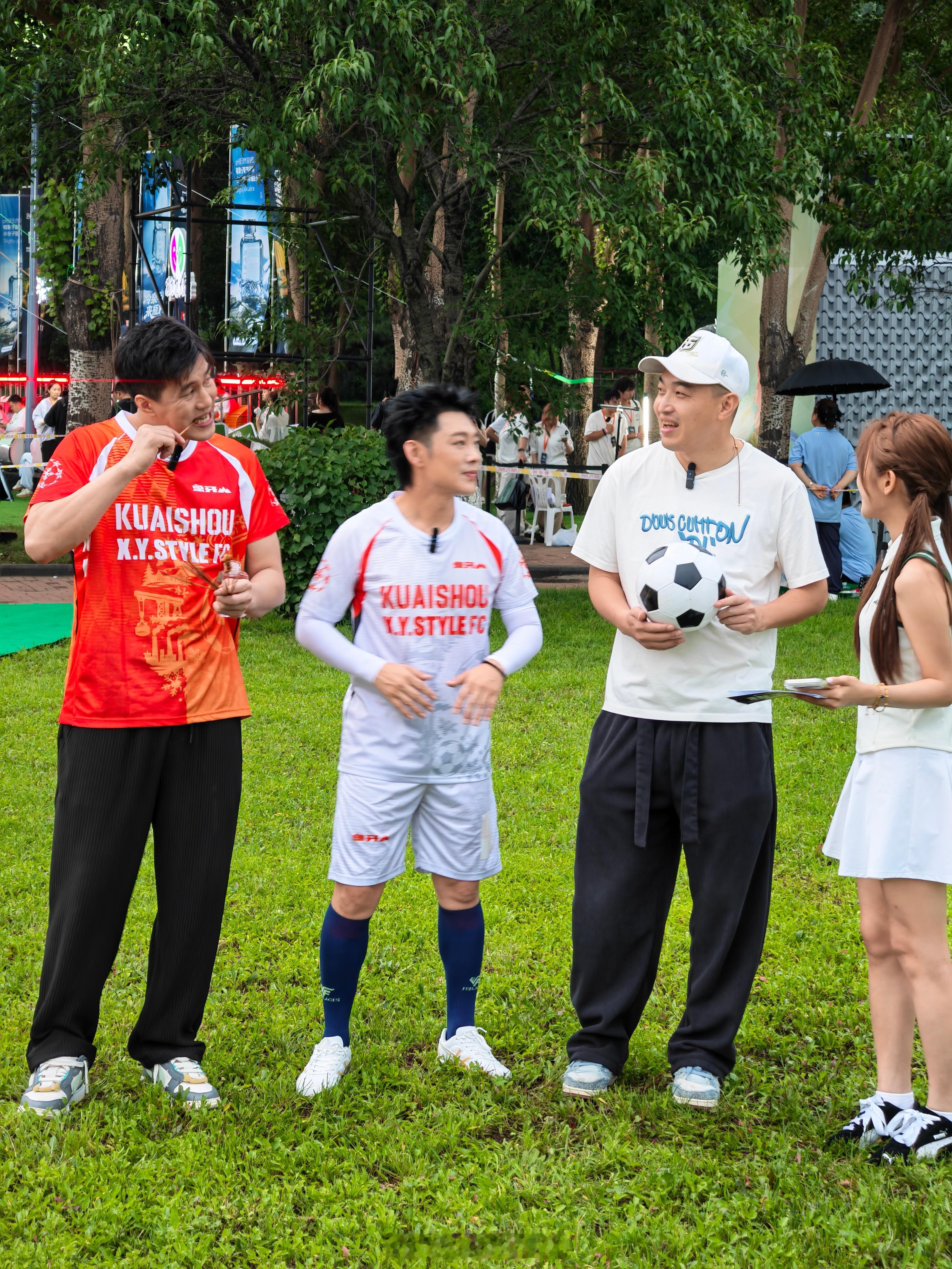 今晚20点看小手 锁定刘老根大舞台象牙山足球赛来了有点意思哈哈哈 